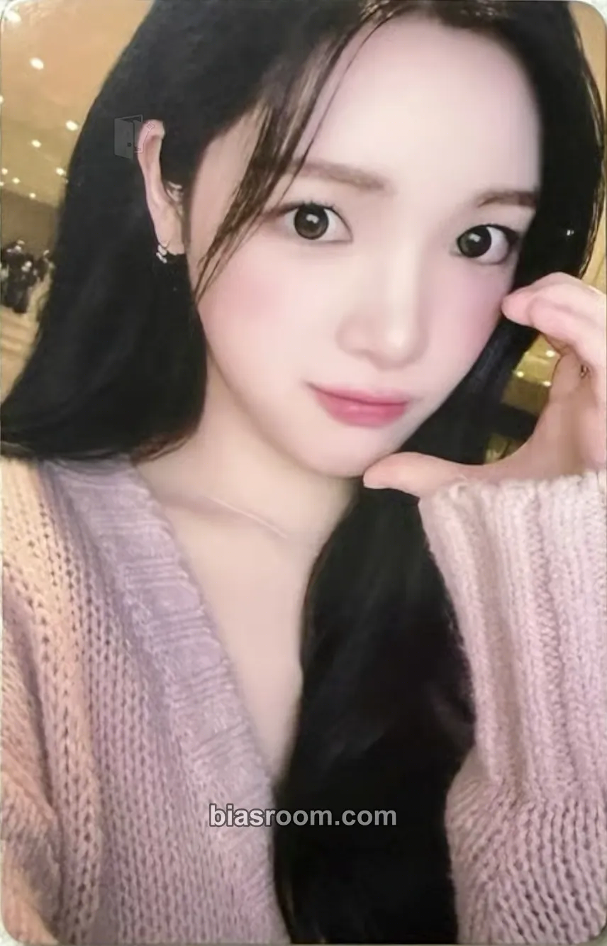 Yuha The Chase Photocard - Hearts2Hearts - Hearts2Hearts K-pop photocard