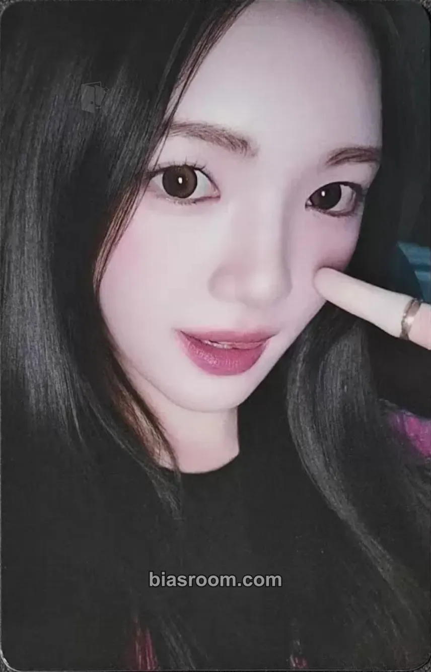 Yuha The Chase Photocard - Hearts2Hearts - Hearts2Hearts K-pop photocard