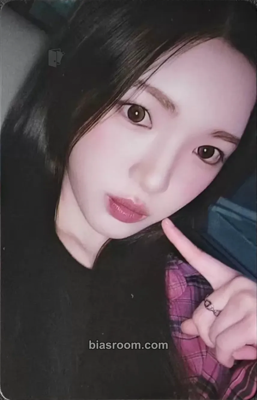 Yuha The Chase Photocard - Hearts2Hearts - Hearts2Hearts K-pop photocard