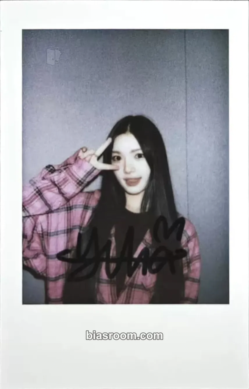 Yuha The Chase Photocard - Hearts2Hearts - Hearts2Hearts K-pop photocard