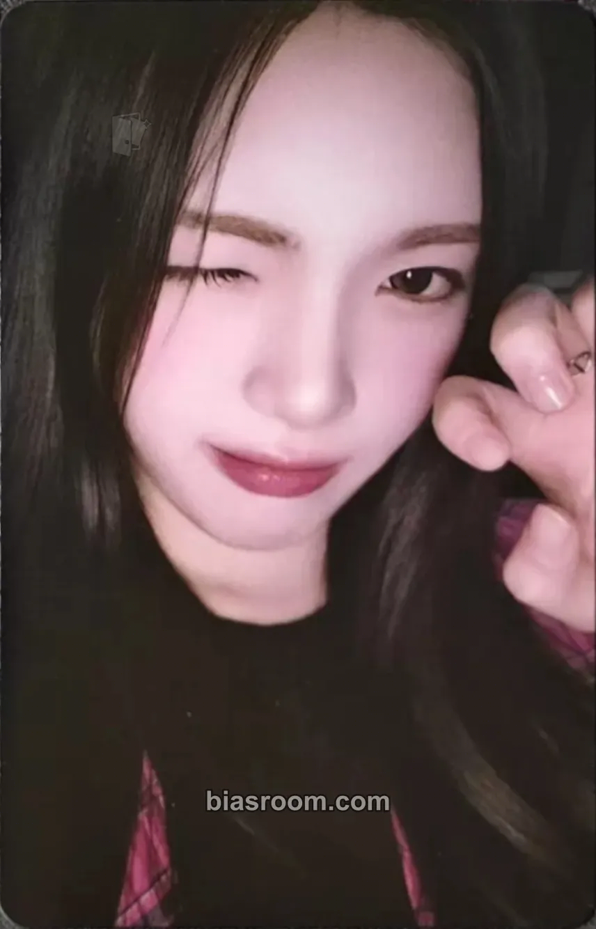 Yuha The Chase Photocard - Hearts2Hearts - Hearts2Hearts K-pop photocard