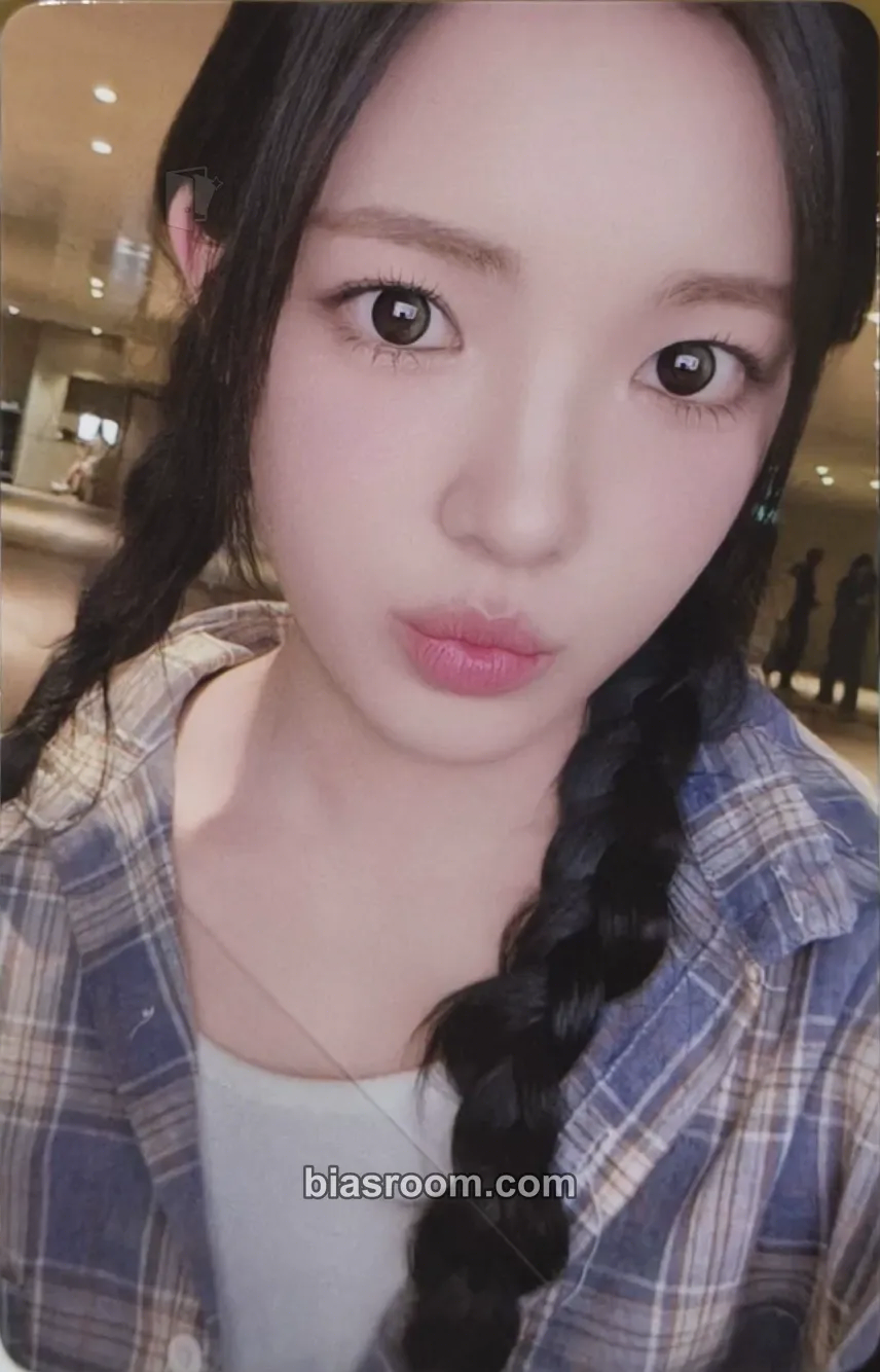 Yuha The Chase Photocard - Hearts2Hearts - Hearts2Hearts K-pop photocard