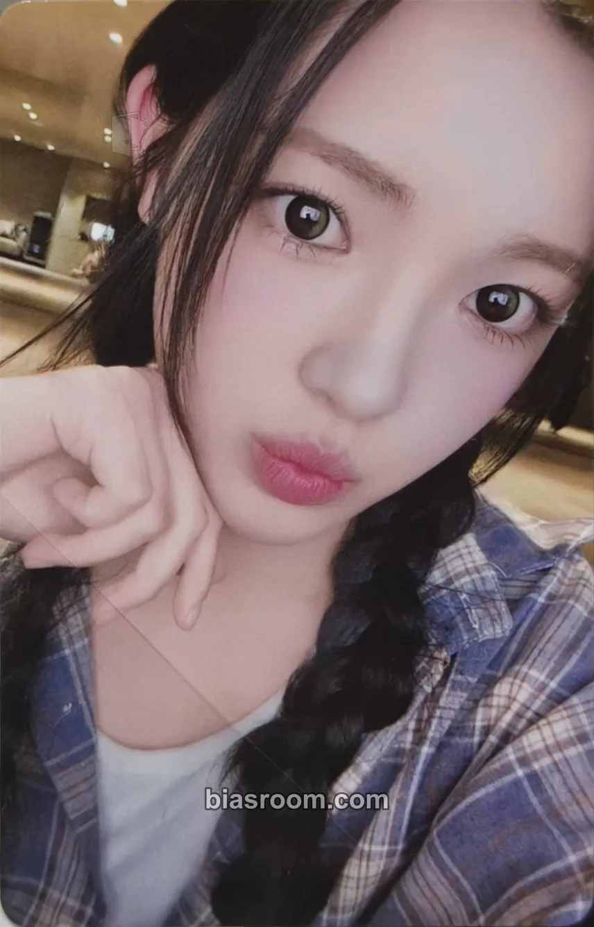 Yuha The Chase Photocard - Hearts2Hearts - Hearts2Hearts K-pop photocard