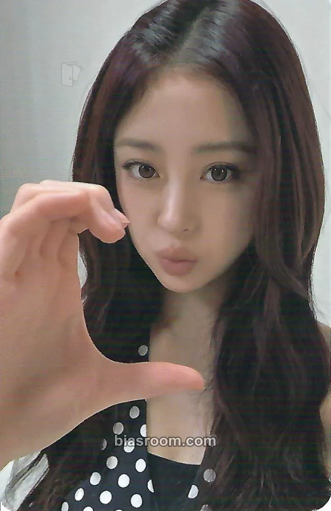 Huh Yunjin VR Concert: Invitation Photocard - LE SSERAFIM - LE SSERAFIM K-pop photocard