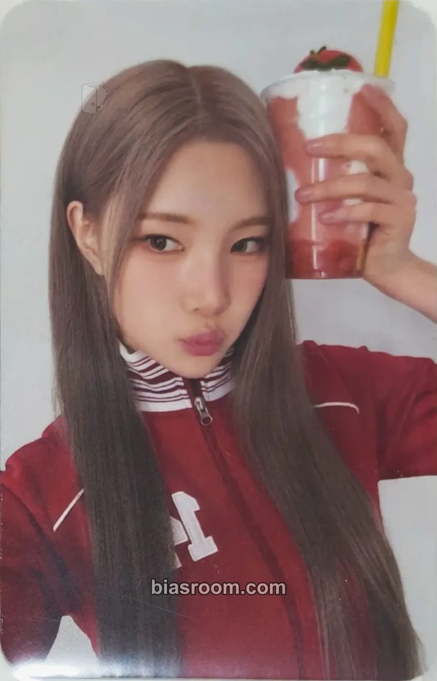 Juun Mega Coffee Photocard - Hearts2Hearts - Hearts2Hearts K-pop photocard