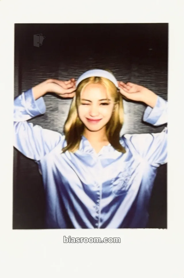 ITZY - Ryujin - 2022: Best Friends Forever Season's Greetings Other polaroid pop-up store sweatshirt merch photocard B version photocard set season's greetings