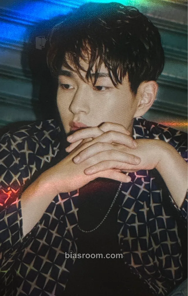 SHINee - Onew - 1 of 1 - The 5th Album Album merch photocard photocard set holographic (hologram)