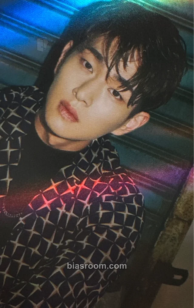 SHINee - Onew - 1 of 1 - The 5th Album Album merch photocard photocard set holographic (hologram)