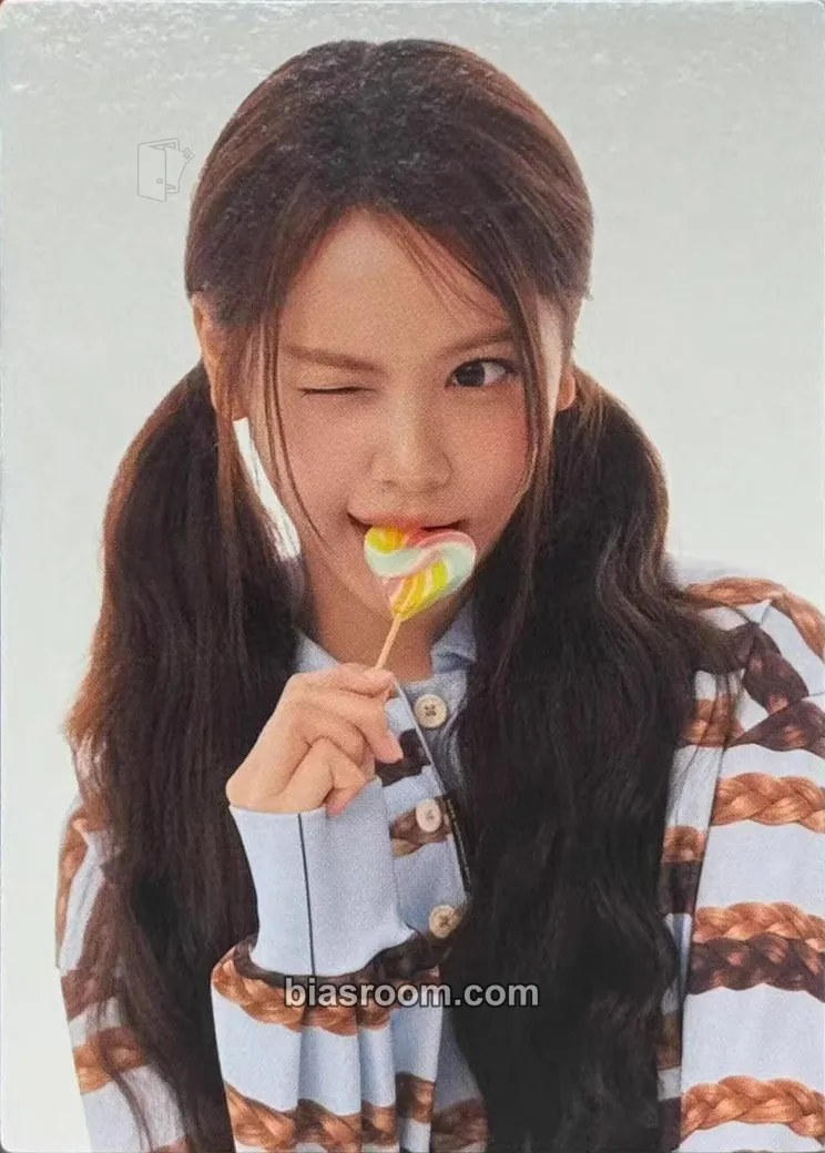 Carmen TELECA 2025 Kpop Rookie Photocard - Hearts2Hearts - Hearts2Hearts K-pop photocard
