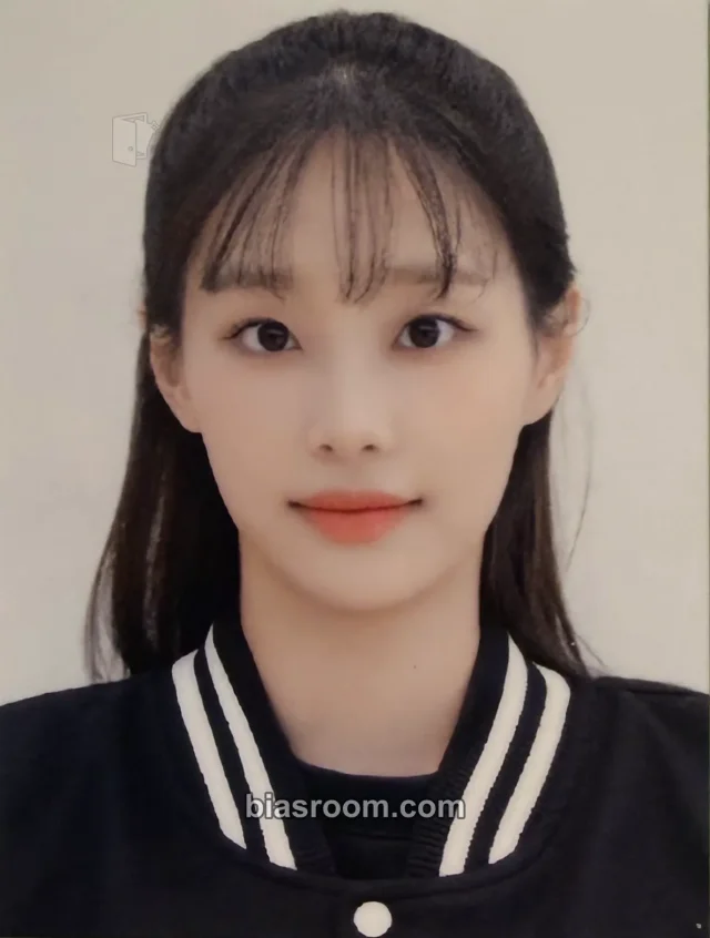 Chuu - Chuu - Howl Album id photo makestar round 4