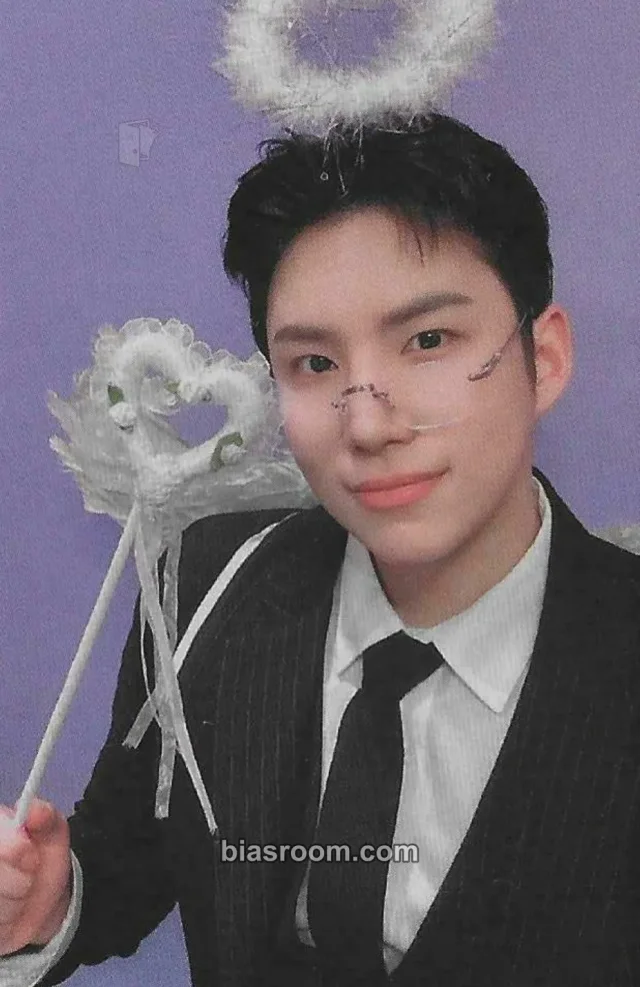 cmh6lkq4e001bih04amlvnxft Album photocard