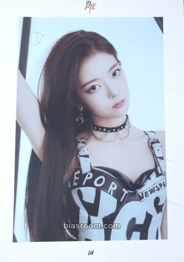 ITZY - Lia - IT’z ME Album postcard album inclusion