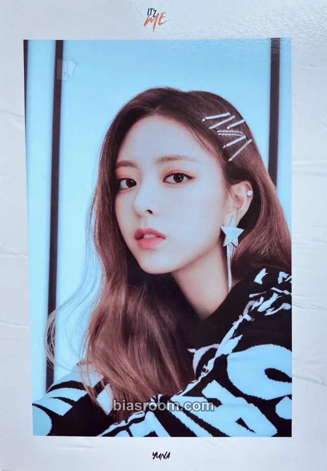 ITZY - Yuna - IT’z ME Album album inclusion postcard