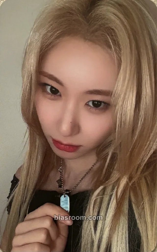 ITZY - Chaeryeong - GOLD Album pop-up store merch inclusion