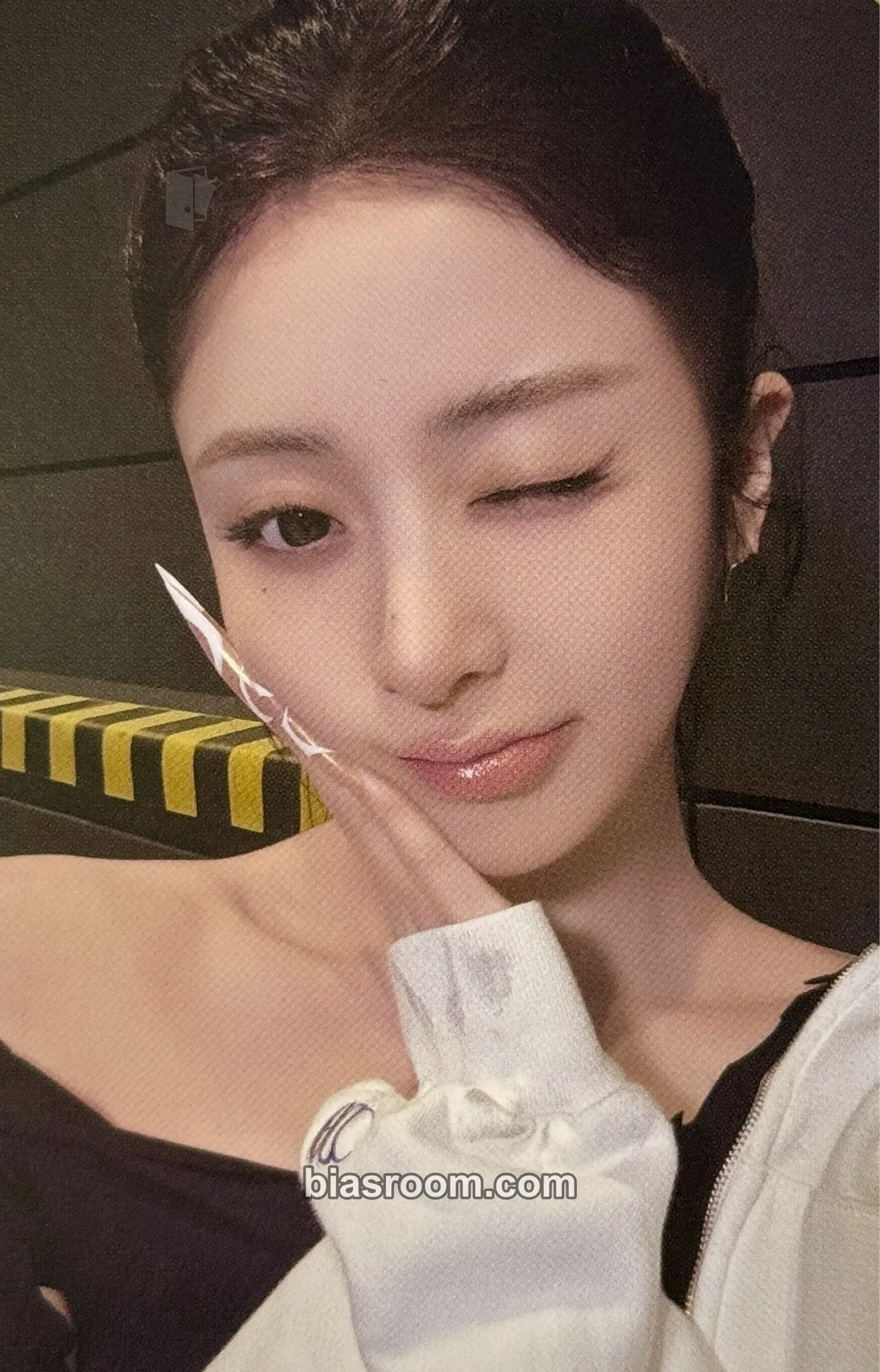 Huh Yunjin PUREFLOW pt.1 Photocard - LE SSERAFIM - LE SSERAFIM K-pop photocard