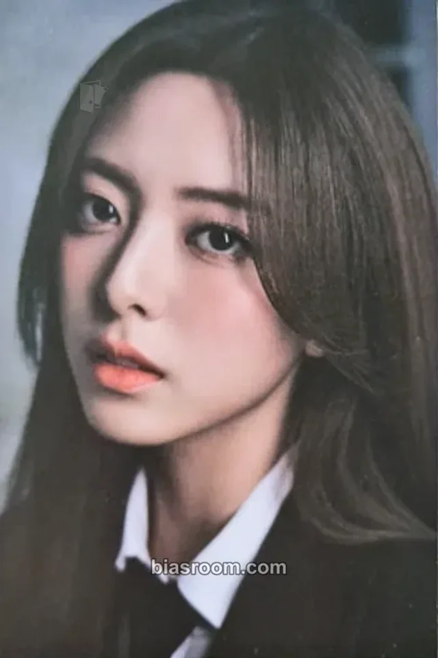 ITZY - Yuna - GOLD Album postcard album inclusion special version imaginary friend version