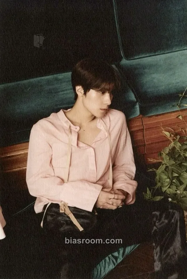 WayV - Hendery - Take Over The Moon: Sequel Album album inclusion postcard horizontal
