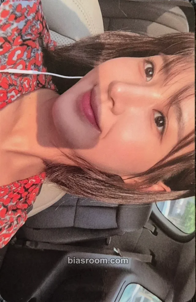 Girls' Generation - Yuri - Lil' Touch Album selfie horizontal
