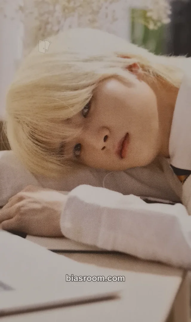 Ω W24 - Howon - The white album Album album photocard