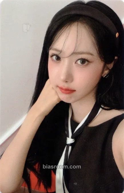 SinB Viviz Museum 2025 Season's Greeting Photocard - VIVIZ - VIVIZ K-pop photocard