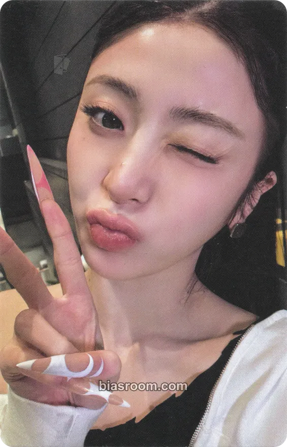Huh Yunjin PUREFLOW pt.1 Photocard - LE SSERAFIM - LE SSERAFIM K-pop photocard