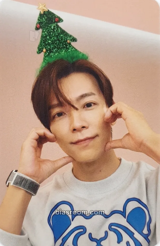 Donghae 2022 Pink Christmas Photocard - SUPER JUNIOR - SUPER JUNIOR K-pop photocard