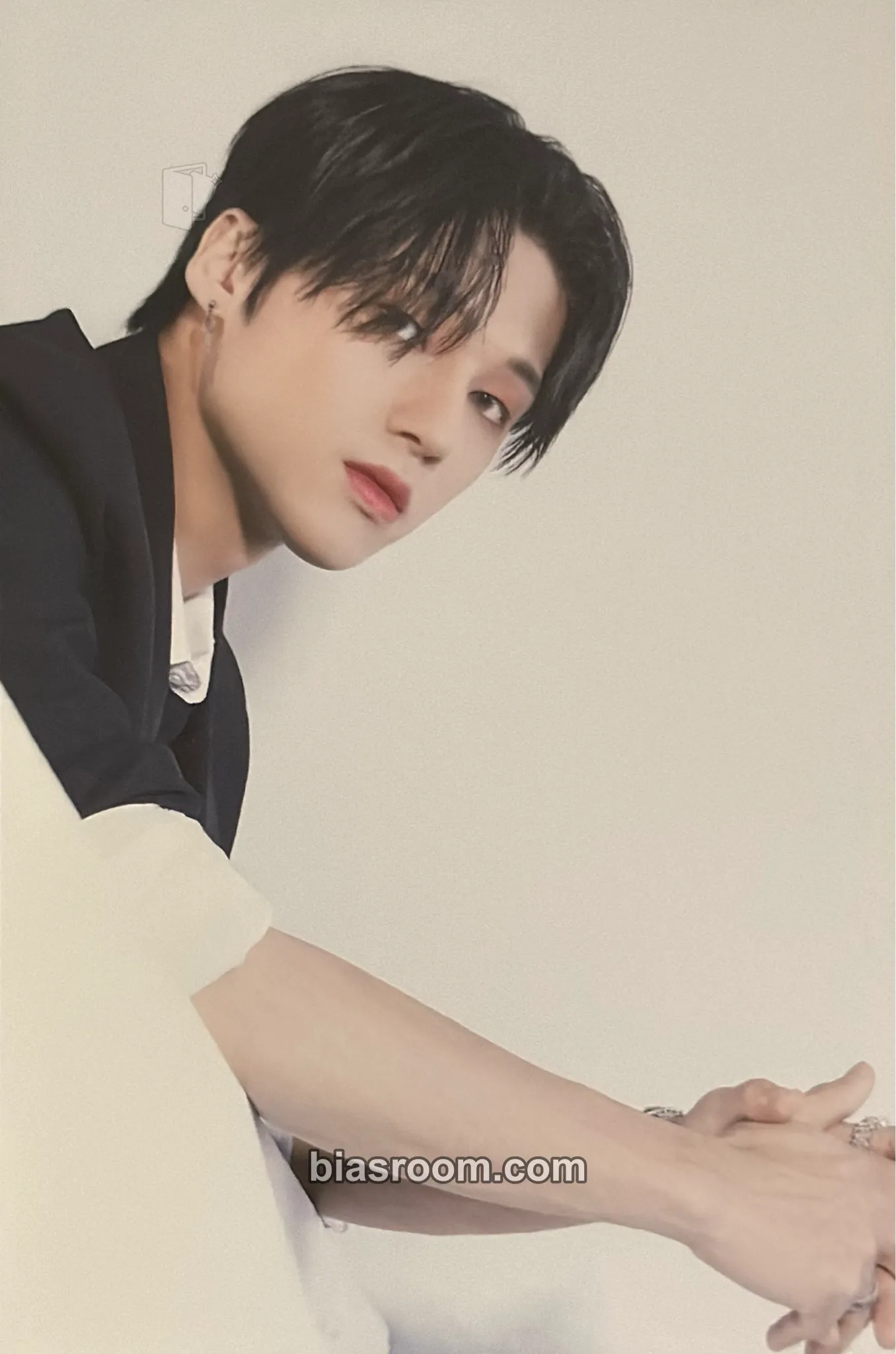 Wooyoung POP-UP: THE WORLD EP.2 : OUTLAW (Everline) Photocard - ATEEZ - ATEEZ K-pop photocard