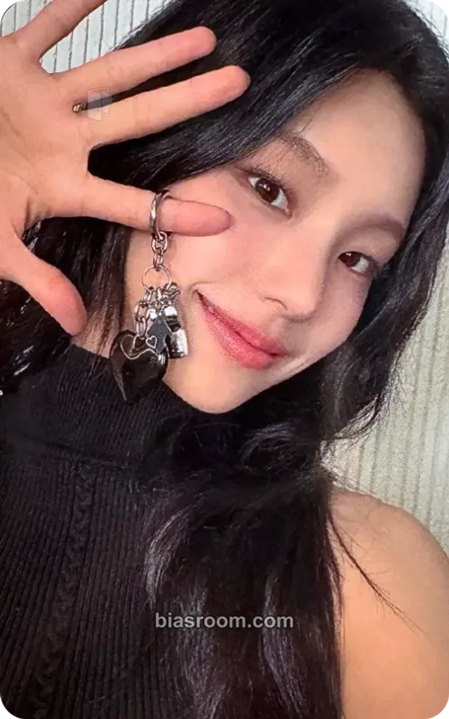 ITZY - Yeji - GOLD Album merch photocard pop-up store