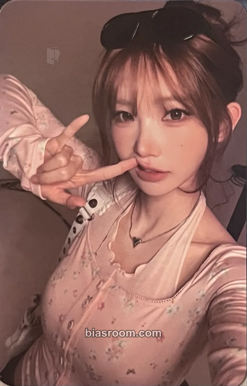 Magenta Rockation: Homecoming Photocard - QWER - QWER K-pop photocard