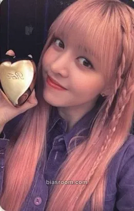 Lily NMIXX X ReFa Heart Brush Photocard - NMIXX - NMIXX K-pop photocard