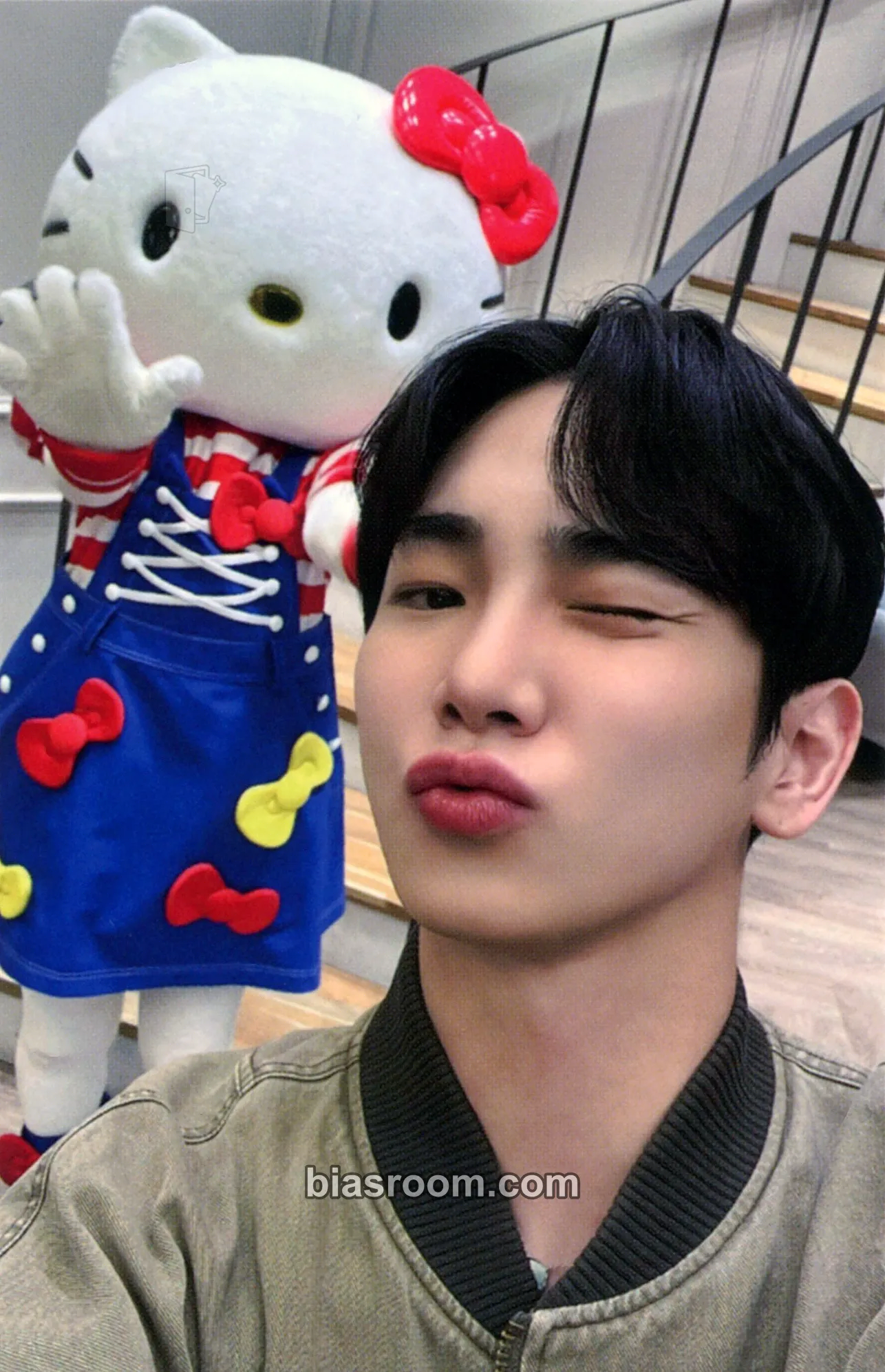 Key Where is Key? with Hello Kitty Photocard - Key K-pop photocard