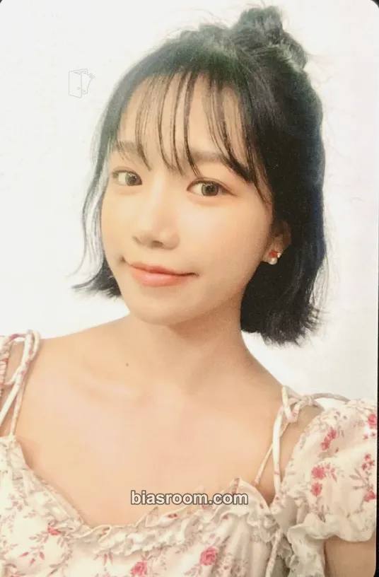 Jo Yuri GLASSY Photocard - Jo Yuri K-pop photocard