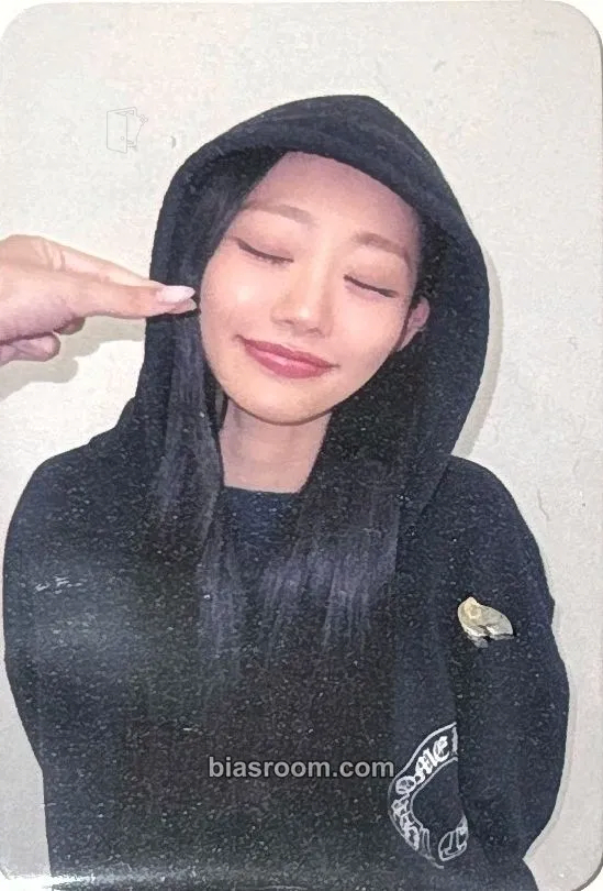 Julie Who Is She Photocard - KISS OF LIFE - KISS OF LIFE K-pop photocard