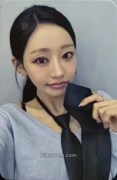 Julie Who Is She Photocard - KISS OF LIFE - KISS OF LIFE K-pop photocard