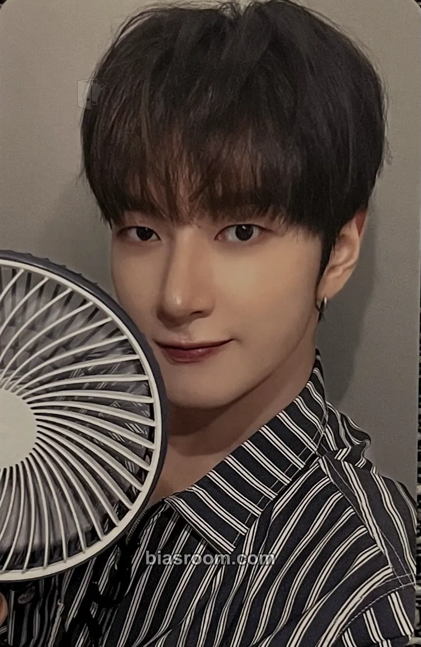 Yoonwoo Chameleon Photocard - TRENDZ - TRENDZ K-pop photocard