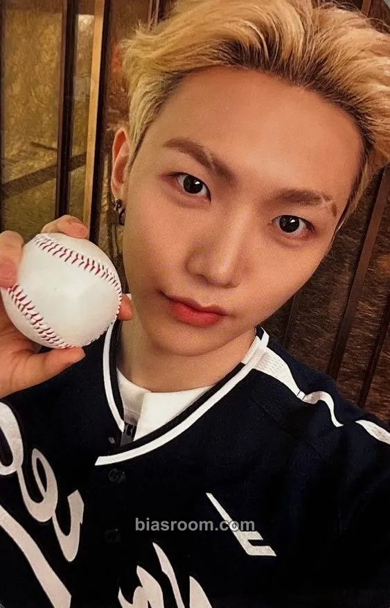 Hyunbin VCF Photocard - ALL(H)OURS - ALL(H)OURS K-pop photocard