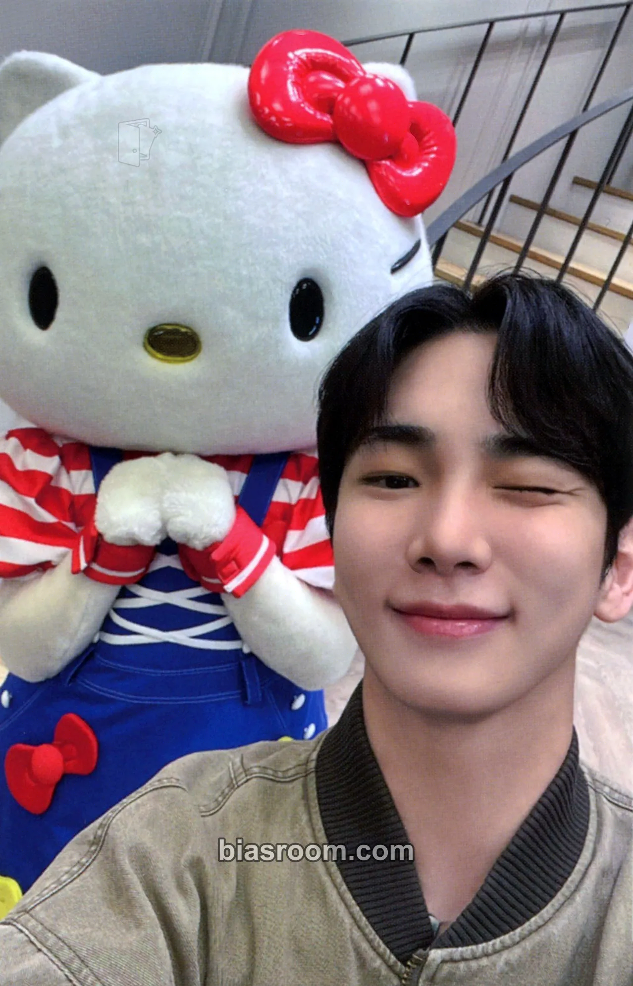 Key Where is Key? with Hello Kitty Photocard - Key K-pop photocard