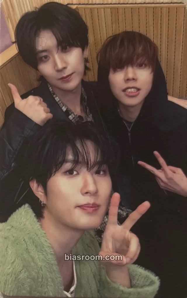 cmnjirtzo002cld04sop74i7i Album photocard