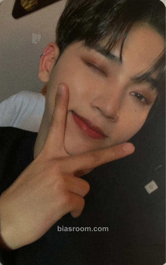 Omega X - Hyuk - Connect :Don't Give Up - 2022 World Tour Event photocard set