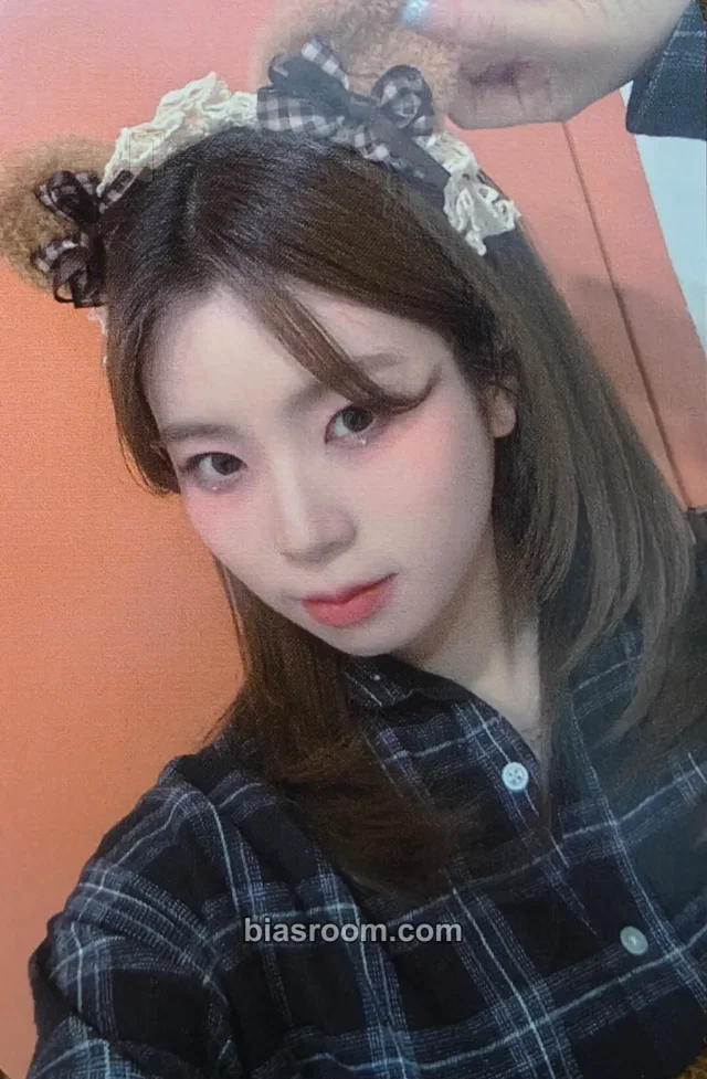 Miku I:MOND Under My K-pop photocard