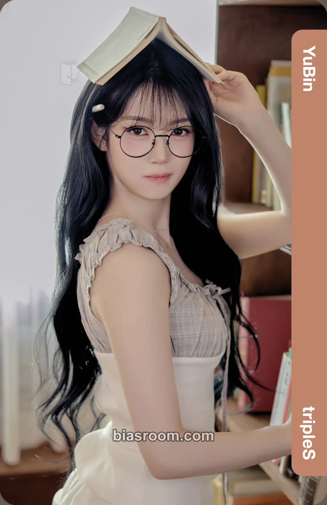 Yubin Cream02 Physical Objekts Photocard - tripleS - tripleS K-pop photocard