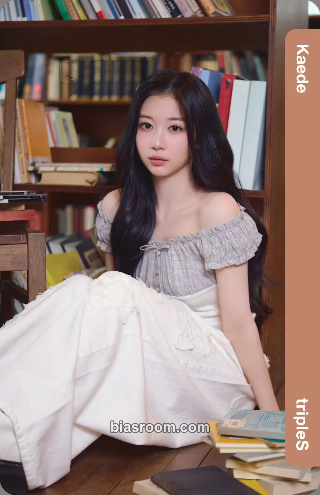 Kaede Cream02 Physical Objekts Photocard - tripleS - tripleS K-pop photocard