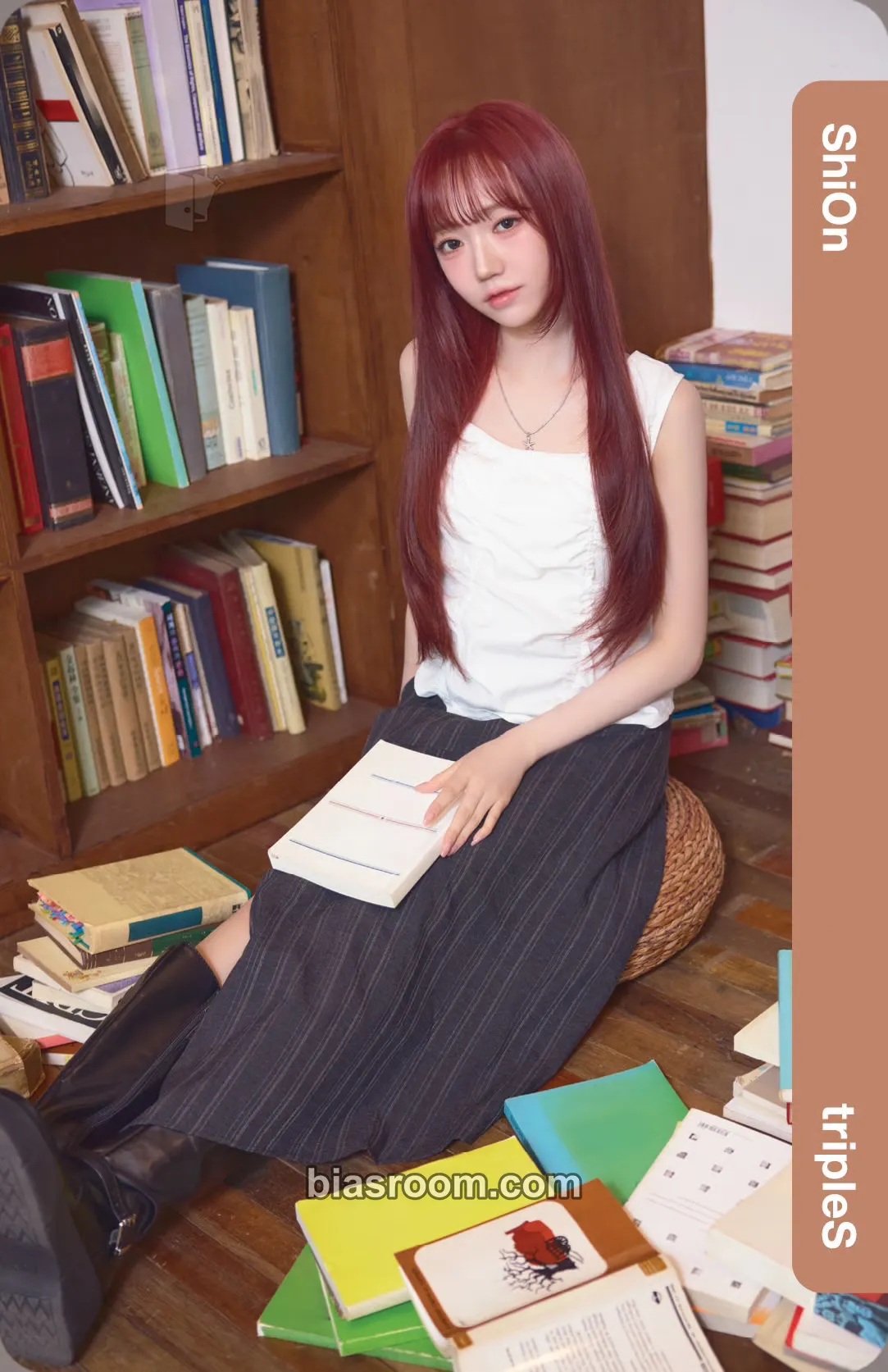 Shion Cream02 Physical Objekts Photocard - tripleS - tripleS K-pop photocard
