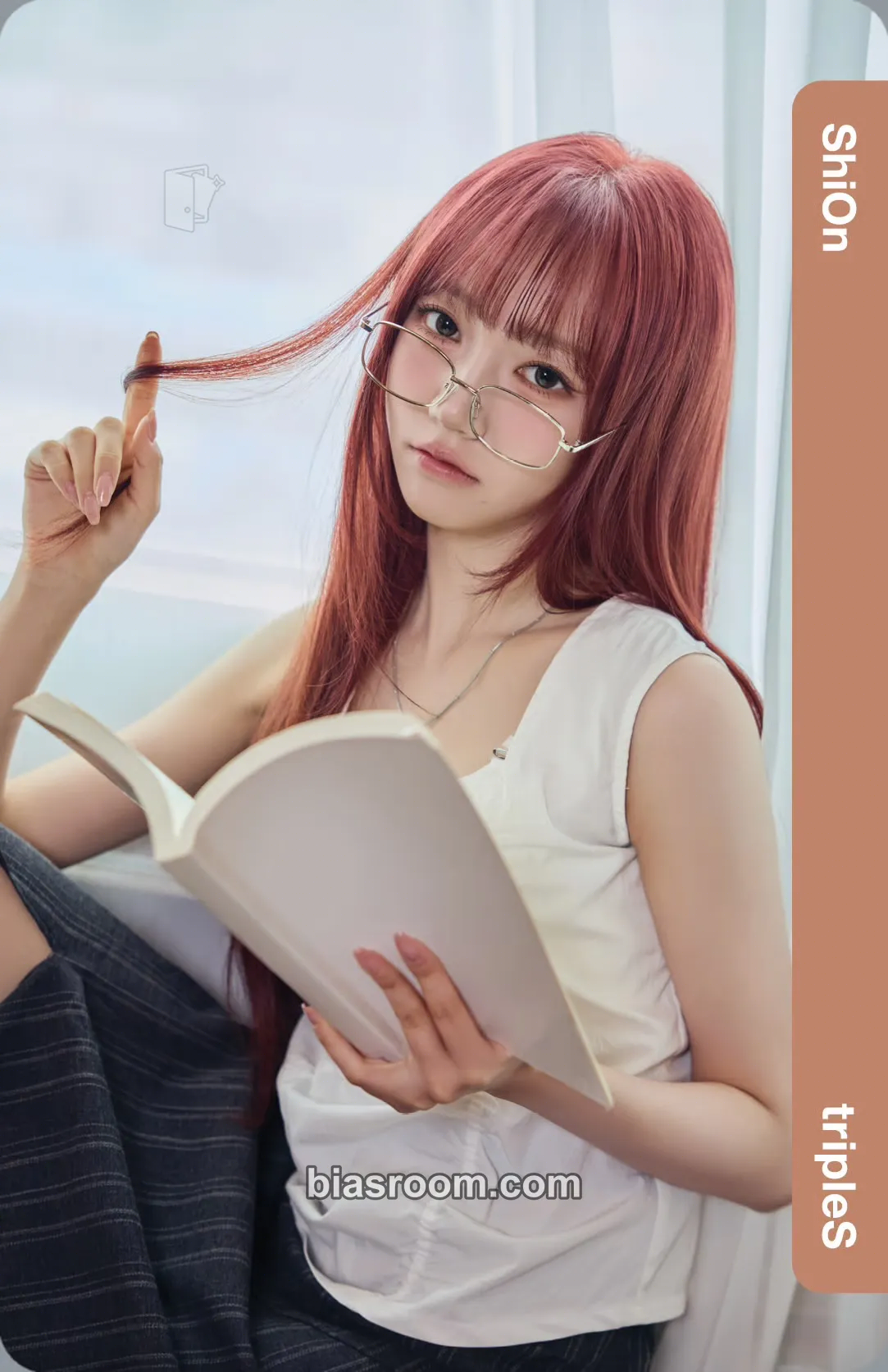 Shion Cream02 Physical Objekts Photocard - tripleS - tripleS K-pop photocard