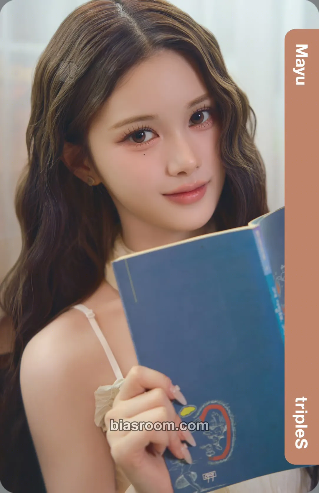 Mayu Cream02 Physical Objekts Photocard - tripleS - tripleS K-pop photocard