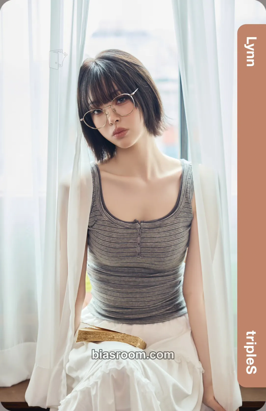 Lynn Cream02 Physical Objekts Photocard - tripleS - tripleS K-pop photocard