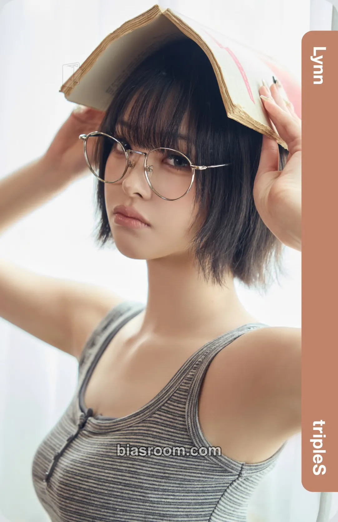 Lynn Cream02 Physical Objekts Photocard - tripleS - tripleS K-pop photocard