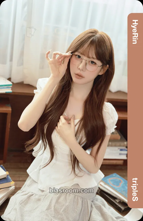 Hyerin Cream02 Physical Objekts Photocard - tripleS - tripleS K-pop photocard