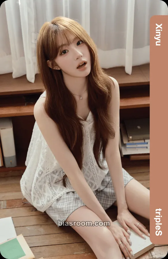 Xinyu Cream02 Physical Objekts Photocard - tripleS - tripleS K-pop photocard