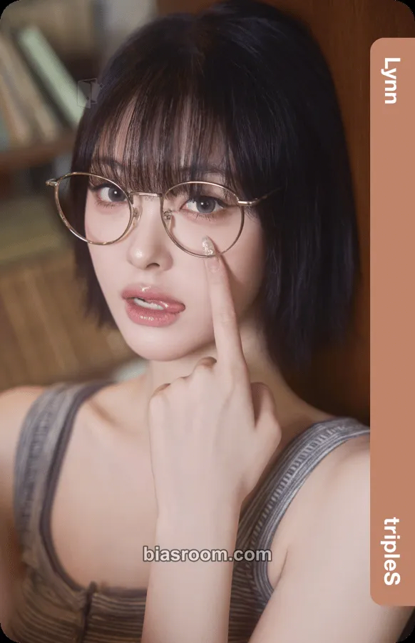 Lynn Cream02 Physical Objekts Photocard - tripleS - tripleS K-pop photocard